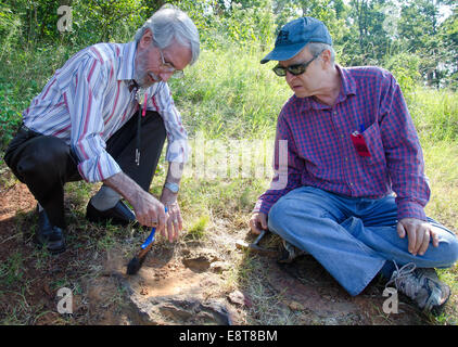 Ray Stanford, ein Dinosaurier-Tracker, und Dr. Robert Weems, emeritierter Paläontologe, sprechen über einen Nodosaurier-Fußabdruck aus der Kreidezeit, der im Goddard Space Flight Center der NASA entdeckt wurde. Der Fossilienabdruck gibt Einblicke in das prähistorische Leben. Stockfoto