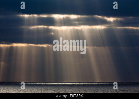 Sonne Strahlen durch dunkle Gewitterwolken, Fuerteventura, Kanarische Inseln, Spanien Stockfoto