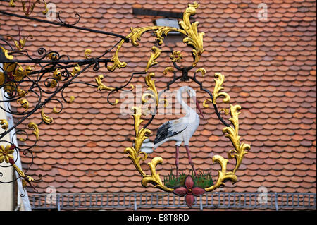 Hängende Zeichen aus dem Restaurant "Zum Storchen" seit ca. 1580, Dach mit Grundfliesen hinten, Bad Windsheim Stockfoto