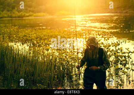 Mari-Angler mit Angelrute am See Stockfoto