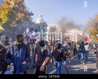 Kiew, Ukraine. 14. Oktober 2014. Protestmarsch. --"Rechten Sektor" und "Freiheit" verleugnen Provokationen bei der Verkhovna Rada. Rund 30 Demonstranten begann Soldaten der Nationalgarde Pflastersteine am Bau des Verkhovna Rada werfen. Die Demonstranten forderten das Verbot der kommunistischen Partei und die Anerkennung von der Ukrainischen Aufstandsarmee kriegführenden im zweiten Weltkrieg. Bildnachweis: Igor Golovnov/Alamy Live-Nachrichten Stockfoto