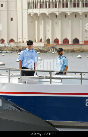 Deckhands auf dem Vorschiff Eines anreisen, Catalina Express SeaCat in Avalon, Catalina Island, Kalifornien. Stockfoto