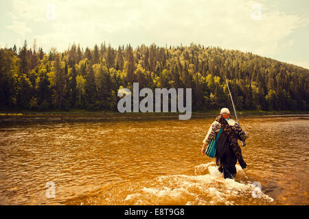 Mari-Angler mit Angelrute in See Stockfoto