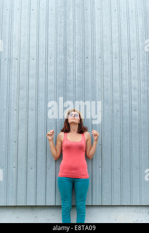 Porträt von schönen Mädchen Hipster auf der Straße. Stockfoto