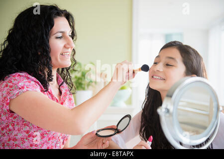 Hispanische Mutter Tochter Make-up hilft Stockfoto