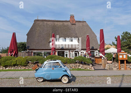 Isetta Auto vor reetgedeckten Haus, Kampen, Insel Sylt, Schleswig-Holstein, Deutschland Stockfoto