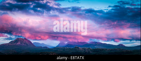 Panoramablick auf rosa Wolken über remote Landschaft Stockfoto