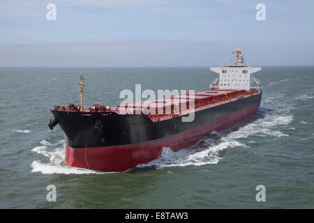 Containerschiff auf ruhiger See segeln Stockfoto