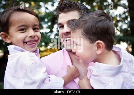 Kaukasische Vater Holding Söhne im freien Stockfoto