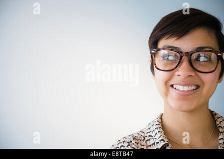 Lächelnde Mischlinge Frau tragen Brillen Stockfoto