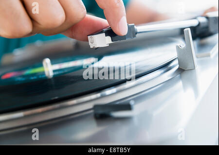 Nahaufnahme von Mischlinge Mann spielt Vinyl-Schallplatte Stockfoto