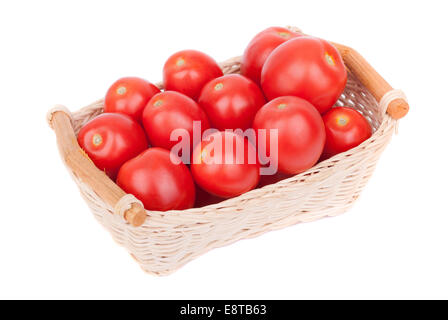 Rote Tomaten in einem Korb. Stockfoto