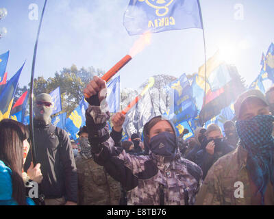 Kiew, Ukraine. 14. Oktober 2014. Extrem radikale beleuchteten Fackeln. --"Rechten Sektor" und "Freiheit" verleugnen Provokationen bei der Verkhovna Rada. Rund 30 Demonstranten begann Soldaten der Nationalgarde Pflastersteine am Bau des Verkhovna Rada werfen. Die Demonstranten forderten das Verbot der kommunistischen Partei und die Anerkennung von der Ukrainischen Aufstandsarmee kriegführenden im zweiten Weltkrieg. Bildnachweis: Igor Golovnov/Alamy Live-Nachrichten Stockfoto