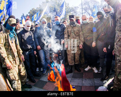 Kiew, Ukraine. 14. Oktober 2014. Ultraradicals brennen die Flagge des neuen Russland. --"Rechten Sektor" und "Freiheit" verleugnen Provokationen bei der Verkhovna Rada. Rund 30 Demonstranten begann Soldaten der Nationalgarde Pflastersteine am Bau des Verkhovna Rada werfen. Die Demonstranten forderten das Verbot der kommunistischen Partei und die Anerkennung von der Ukrainischen Aufstandsarmee kriegführenden im zweiten Weltkrieg. Bildnachweis: Igor Golovnov/Alamy Live-Nachrichten Stockfoto