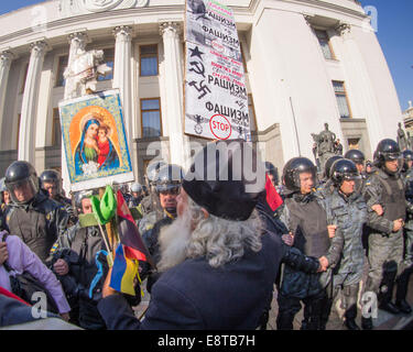 Kiew, Ukraine. 14. Oktober 2014. "Rechten Sektor" und "Freiheit" verleugnen Provokationen bei der Verkhovna Rada. Rund 30 Demonstranten begann Soldaten der Nationalgarde Pflastersteine am Bau des Verkhovna Rada werfen. Die Demonstranten forderten das Verbot der kommunistischen Partei und die Anerkennung von der Ukrainischen Aufstandsarmee kriegführenden im zweiten Weltkrieg. Bildnachweis: Igor Golovnov/Alamy Live-Nachrichten Stockfoto