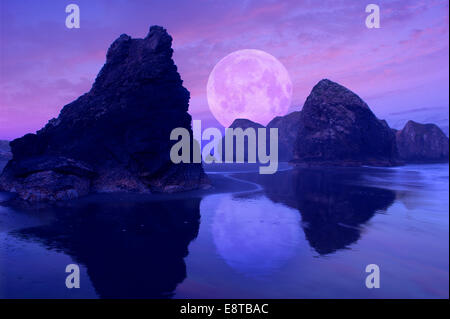 Mond über Felsformationen am Strand, Gold Beach, Oregon, Vereinigte Staaten von Amerika Stockfoto