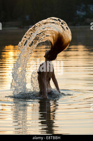 Koreanerin, die Haare im See spiegeln Stockfoto