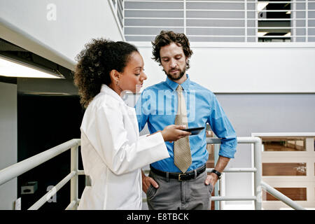 Arzt und Geschäftsmann mit digital-Tablette zusammen Stockfoto