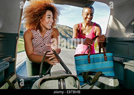 Mutter und Tochter entladen Taschen aus dem Auto Stockfoto