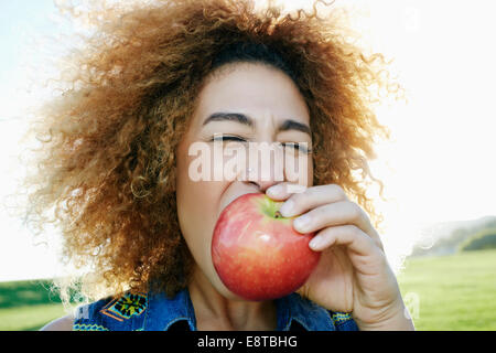 Hispanic Frau Essen Apfel im freien Stockfoto