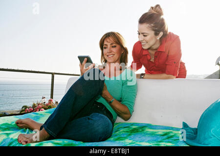 Kaukasischen Frauen mit digital-Tablette im waterfront Stockfoto