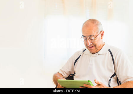 Älteren Hispanic Mann mit digital-Tablette Stockfoto