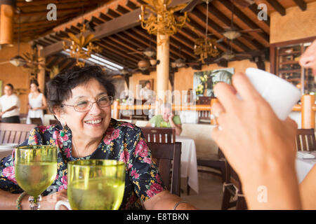 Ältere Frau lachend in restaurant Stockfoto