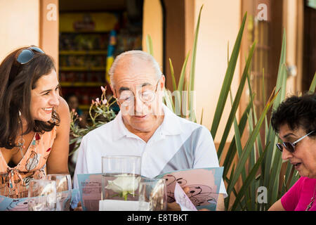 Familie Lesung Menü im café Stockfoto