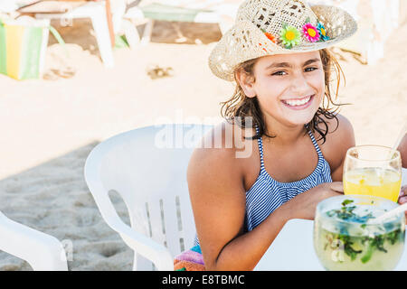 Gemischte Rassen Mädchen Cowboy Hut am Tisch Stockfoto