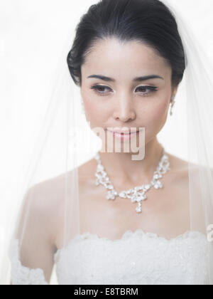 Mischlinge, asiatische / American Braut im weißen Hochzeitskleid