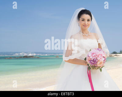Mischlinge, asiatische / American Braut im weißen Hochzeitskleid am Strandhochzeit in Okinawa, Japan