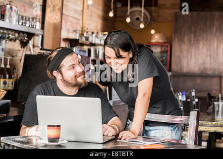 Hispanische paar mit Laptop im Café Stockfoto