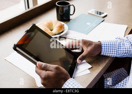 Schwarze Geschäftsmann mit digital-Tablette im café Stockfoto