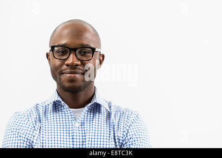Lächelnd schwarzen Mann mit Brille Stockfoto