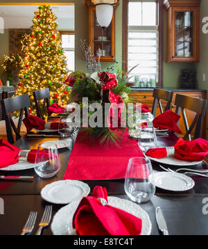 Weihnachtstisch und Baum im Speisesaal Stockfoto