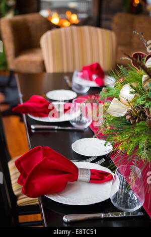 Weihnachtstisch und Herzstück im Speisesaal Stockfoto