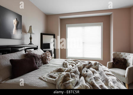 Bett, Fenster und Sessel im modernen Schlafzimmer Stockfoto