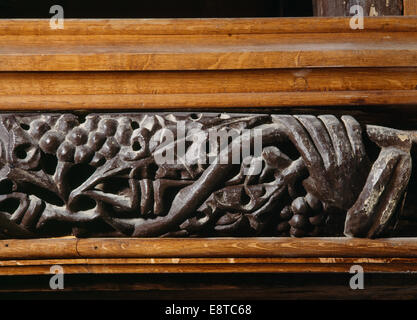 Hand, die einen Weinstock Ende S (RH) C15th Eichenholz geschnitzte Kanzel Bildschirm in St Melangell Kirche, Powys, Mid Wales. Fruchtbarkeit & kreative Kraft. Stockfoto