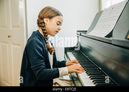 Gemischte Rassen Mädchen spielt Klavier Stockfoto