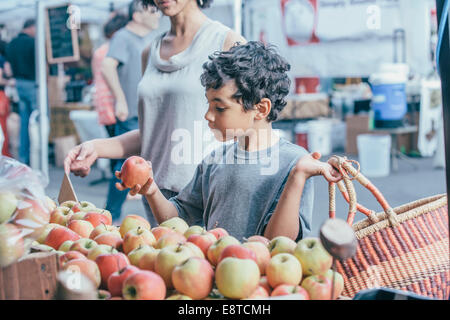 Gemischte Rassen junge mit Mutter am Bauernmarkt einkaufen Stockfoto