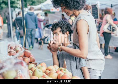 Gemischte Rassen junge mit Mutter am Bauernmarkt einkaufen Stockfoto