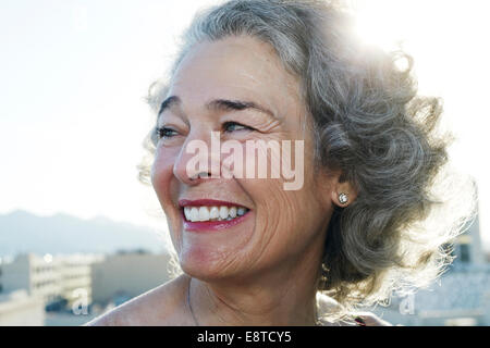 Kaukasische Frau lächelnd im freien Stockfoto