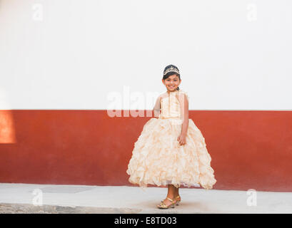 Hispanischen Mädchen posiert in kunstvollen Kleid und Diadem Stockfoto