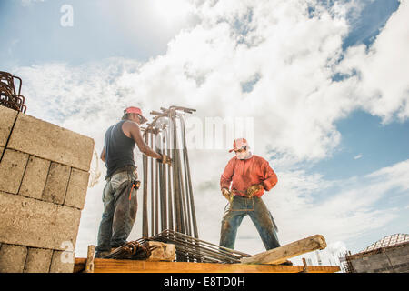 Hispanische Bauarbeiter auf der Baustelle Stockfoto