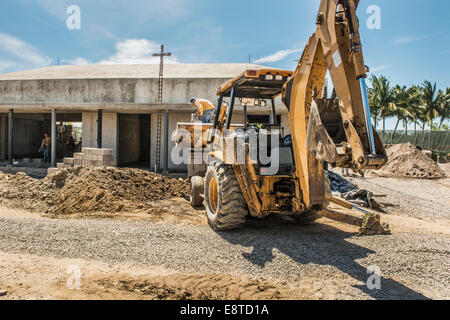 Hispanische Bauarbeiter auf Bulldozer auf Baustelle Stockfoto