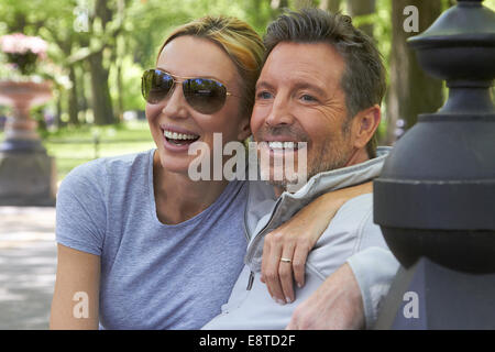 Kaukasische paar umarmt im park Stockfoto
