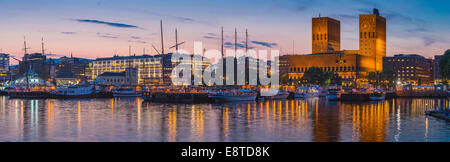 Panoramablick über Oslo Hafen und Stadt Skyline bei Sonnenuntergang, Ostlandet, Norwegen Stockfoto