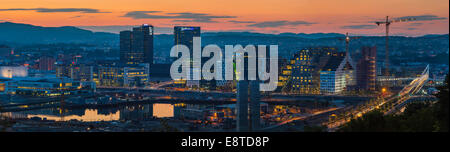 Panoramablick über die Skyline der Stadt Oslo bei Sonnenuntergang, Ostlandet, Norwegen Stockfoto