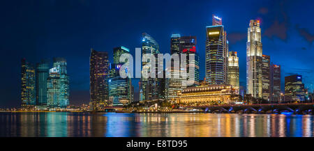 Wolkenkratzer in Singapur Skyline der Stadt beleuchtet in der Nacht, Singapur Stockfoto