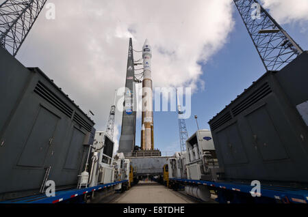 Eine United Launch Alliance Atlas V-Rakete wird das Pad im Raum starten Komplex-41 auf Cape Canaveral Air Force Station, Florida, in Vorbereitung auf die Einführung der NASA Tracking und Data Relay Satellite-K (TDRS-K) gerollt. Stockfoto